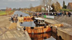 Eerste boot door sluis Polderhoofdkanaal Nij Beets