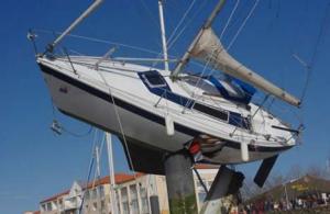 Zeilboot in Frankrijk na zware storm