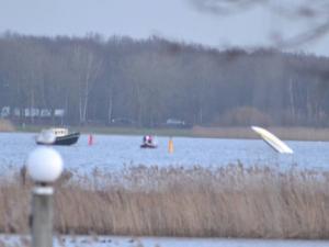 Gezonken powerboat op Wolderwijd