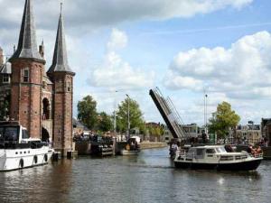 Sneeker watertoren en geopende brug