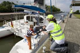 Steward in actie bij een sluis