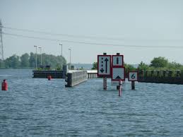 Vaarbewijs, borden op het water