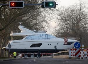 Een van de eerste boten komt aan bij Boot Duesseldorf 2017